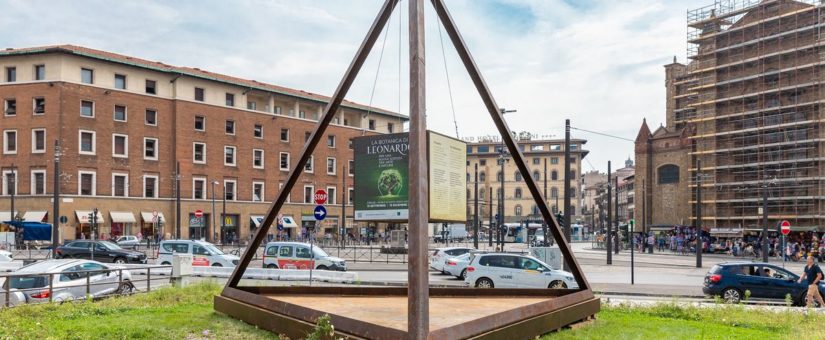 Il Tetraedro in Piazza della Stazione